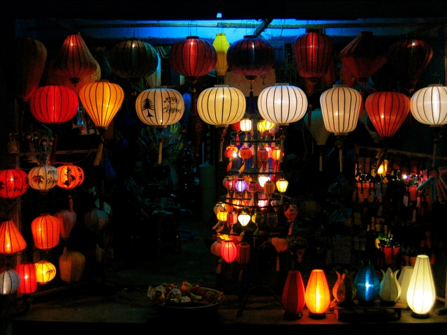 Đèn lồng lụa ở Hội An — thành phố lân cận