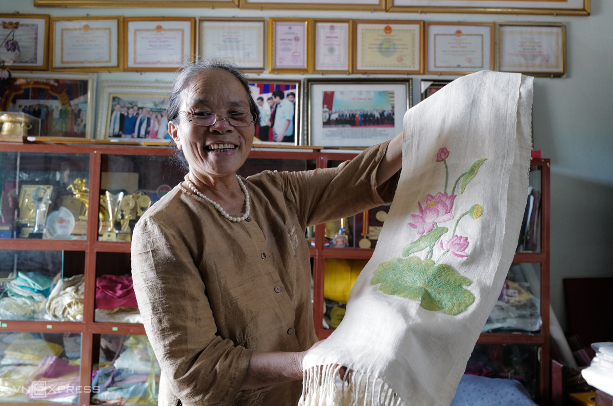 Khăn lụa tơ sen